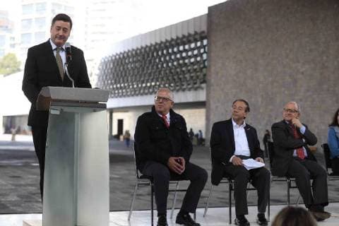 September 18, 2018 - EUM20180918CUL01.JPG.CIUDAD DE MEXICO Museum Museo-Antropologia.- Conferencia de prensa en la que se brindan detalles sobre los trabajos de restauracion y limpieza con el metodo ice blaster que se realizaron en la fuente del Paraguas ubicada en la explanada del Museo Nacional de Antropologia, el martes 18 de septiembre de 2018. El evento conto con la presencia de Diego Prieto (camisa azul), director general del INAH, y Antonio Saborit (segundo de izquierda a derecha, director del museo. Foto: Agencia EL UNIVERSAL EVZ  - ZUMAu78_ 20180918_zaf_u78_021 Copyright: xIrvinxOlivaresx