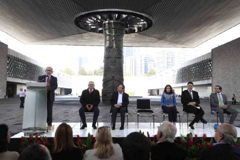 September 18, 2018 - EUM20180918CUL01.JPG.CIUDAD DE MEXICO Museum Museo-Antropologia.- Conferencia de prensa en la que se brindan detalles sobre los trabajos de restauracion y limpieza con el metodo ice blaster que se realizaron en la fuente del Paraguas ubicada en la explanada del Museo Nacional de Antropologia, el martes 18 de septiembre de 2018. . El evento conto con la presencia de Diego Prieto (estrado), director general del INAH, y Antonio Saborit (segundo de izquierda a derecha, director del museo; y Stacey Symonds, presidenta del patronato de este recinto cultural, entre otros. Foto: Agencia EL UNIVERSAL EVZ  - ZUMAu78_ 20180918_zaf_u78_024 Copyright: xIrvinxOlivaresx