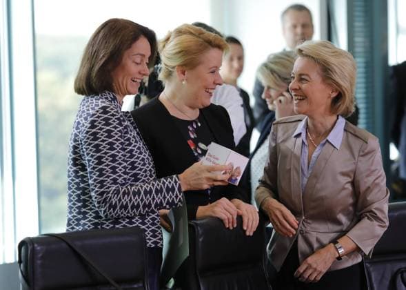 News Bilder des Tages Katarina Barley, Bundesministerin der Justiz und für Verbraucherschutz, Franziska Giffey, Bundesministerin für Familie, Senioren, Frauen und Jugend, Ursula von der Leyen, Bundesministerin der Verteidigung, Deutschland, Berlin, Bundeskanzleramt, Kabinettssitzung : Das Bundeskabinett befasst sich in seiner 24. Sitzung am 19. September 2018 unter anderem mit dem Gesetzentwurf zur steuerlichen Förderung des Mietwohnungsneubaus. *** Katarina Barley Federal Minister of Justice and Consumer Protection Franziska Giffey Federal Minister for Family Senior Citizens Women and Youth Ursula von der Leyen Federal Minister of Defense Berlin Berlin Chancellery Cabinet Meeting The Federal Cabinet will deal in its 24 session on 19 September 2018, among other things with the bill on the tax subsidy of new rental housing construction