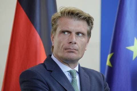 Thomas Bareiß, Parlamentarischer Staatssekretär beim Bundesminister für Wirtschaft und Energie , Deutschland, Berlin, Bundeskanzleramt, Bildtermin anlässlich der Übergabe des NPE-Fortschrittsberichts 2018, (Nationale Plattform Elektromobilität) an die BK’in durch Prof. Henning Kagermann und Vorstellung der Plattform Zukunft der Mobilität 19.09.2018 *** Thomas Bareiß Parliamentary State Secretary to the Federal Minister of Economics and Energy Germany Berlin Federal Chancellery Bildtermin on the occasion of the handover of the NPE Progress Report 2018 National Platform for Electromobility to the BKin by Prof Henning Kagermann and Presentation of the Future Mobility Platform 19 09 2018