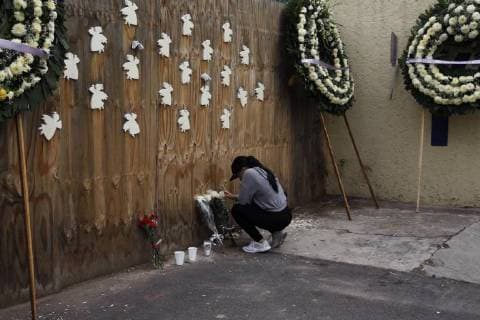 Relatives of some of the children who lost their lives in the Rebsamen School during the 2017 earthquake in Mexico City, pray together with a wall that protects the ruins of this school in Mexico City, Mexico, 19 September 2018. Mexico City commemorates today 33 years of the earthquake that shook the earth in 1985 and, in turn, the first anniversary of the earthquake that 32 years later made the city tremble with the same power as its predecessor. Mexico City commemorates the 1st and 33rd anniversary of the earthquakes that destroyed the city !ACHTUNG: NUR REDAKTIONELLE NUTZUNG!  Copyright: xSáshenkaxGutierrezx CMX01 20180919-636729856713355728
