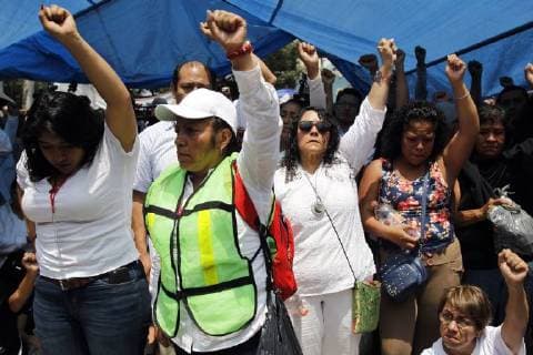 Friends and relatives of victims of the 2017 earthquake commemorate a year since the tragedy, in Mexico City, Mexico, 19 September 2018. Anniversary of the 2017 earthquake in Mexico !ACHTUNG: NUR REDAKTIONELLE NUTZUNG!  Copyright: xSashenkaxGutierrezx MEX03 20180919-636729929815653210