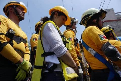 (180920) -- MEXICO CITY, Sept. 20, 2018 -- Rescuers take part in a homage during the commemoration of the first anniversary of the 7.1-magnitude earthquake of Sept. 19, 2017, at a building which collapsed after the earthquake, in number 286 of Alvaro Obregon avenue, in Mexico City, capital of Mexico, on Sept. 19, 2018. Carolina Endara) (dtf) MEXICO-MEXICO CITY-COMMEMORATION-EARTHQUAKE e CarolinaxEndara 