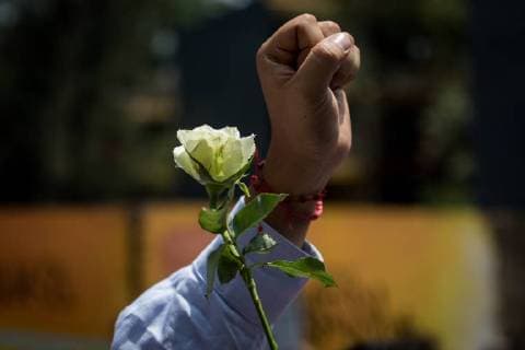 (180920) -- MEXICO CITY, Sept. 20, 2018 -- A person takes part in the commemoration of the first anniversary of the 7.1-magnitude earthquake of Sept. 19, 2017, at Tlalpan multi-family residential complex, which collapsed after the earthquake, in Mexico City, capital of Mexico, on Sept. 19, 2018. Francisco Canedo) (dtf) MEXICO-MEXICO CITY-COMMEMORATION-EARTHQUAKE e FranciscoxCa?edo 