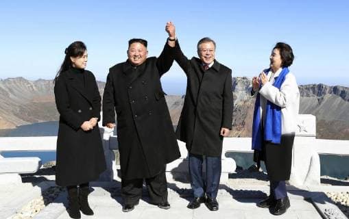 News Bilder des Tages Inter-Korean summit North Korean leader Kim Jong Un (2nd from L), his wife Ri Sol Ju (L), South Korean President Moon Jae In (2nd from R) and his wife Kim Jung Sook pose on Mt. Paektu, a volcano on the North Korean-Chinese border, on Sept. 20, 2018. The highest peak on the Korean Peninsula is considered sacred by Koreans. (Pyeongyang Press Corps) 