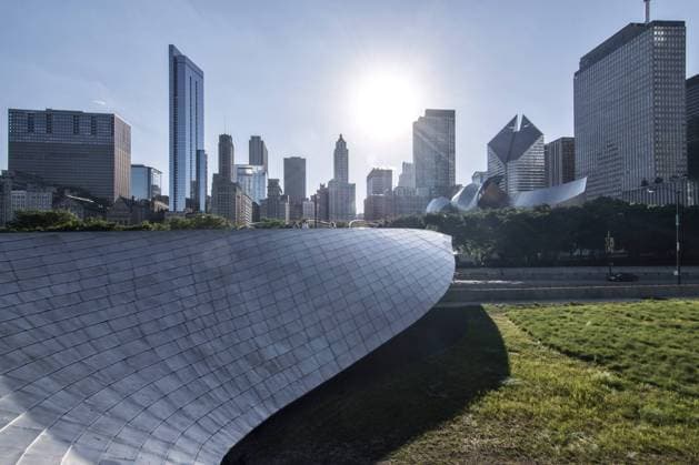 BP Pedestrian Bridge mit Skyline von Chicago, IL. *** BP Pedestrian Bridge with Chicago IL Skyline