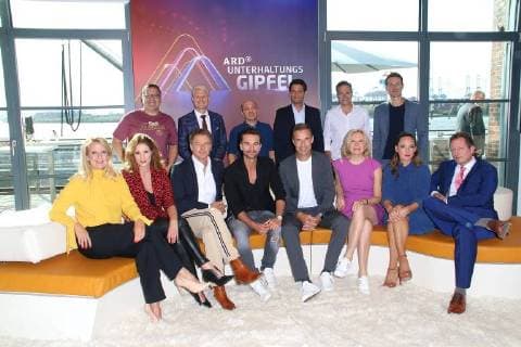 Entertainment Bilder des Tages Barbara Schöneberger, Mareile Höppner, Elton, Jörg Pilawa, Guido Cantz, Florian Silbereisen, Bernhard Hoecker, Christian Ehring, Kai Pflaume, Dieter Nuhr, Maren Kroymann, Alexander Bommes, Carolin Kebekus und Eckart von Hirschhausen beim Fototermin zum ARD Unterhaltungsgipfel am 20.09.2018 in Hamburg ARD Unterhaltungsgipfel Pressetermin in Hamburg, 2018 *** Barbara Schöneberger Marek Hoppner Elton Jörg Pilawa Guido Cantz Florian Silbereisen Bernhard Hoecker Christian Ehring Kai Plum Dieter Nuhr Maren Kroymann Alexander Bommes Carolin Kebekus and Eckart von Hirschhausen at the photo opportunity for the ARD Entertainment Summit on 20 09 2018 in Hamburg ARD Entertainment Summit Press Conference in Hamburg 2018 