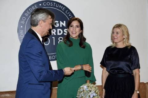 Dänemark, Prinzessin Mary bei Design Award in Klampenborg H.K.H. Kronprinsessen forestaar overraekkelse af Design Award 2018 til AArets Designer paa Bellevue Teatret i Klampenborg. Her ses hun ved ankomsten sammen med Helle Blok, chefredaktoer paa Bolig Magasinet og Erik Rimmer, chefredaktoer paa Bo Bedre, torsdag den 20. september 2018.. , Denmark  Copyright: TariqxMikkelxKhanx cop103 spdk20180920-210903-L