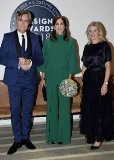 Dänemark, Prinzessin Mary bei Design Award in Klampenborg H.K.H. Kronprinsessen forestaar overraekkelse af Design Award 2018 til AArets Designer paa Bellevue Teatret i Klampenborg. Her ses hun ved ankomsten sammen med Helle Blok, chefredaktoer paa Bolig Magasinet og Erik Rimmer, chefredaktoer paa Bo Bedre, torsdag den 20. september 2018.. , Denmark  Copyright: TariqxMikkelxKhanx cop103 spdk20180920-210907-L