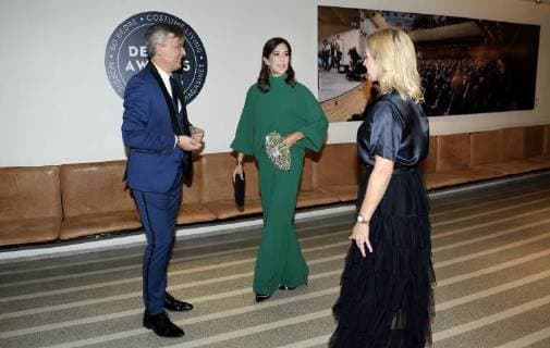 Dänemark, Prinzessin Mary bei Design Award in Klampenborg H.K.H. Kronprinsessen forestaar overraekkelse af Design Award 2018 til AArets Designer paa Bellevue Teatret i Klampenborg. Her ses hun ved ankomsten sammen med Helle Blok, chefredaktoer paa Bolig Magasinet og Erik Rimmer, chefredaktoer paa Bo Bedre, torsdag den 20. september 2018.. , Denmark  Copyright: TariqxMikkelxKhanx cop103 spdk20180920-210912-L