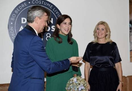 Dänemark, Prinzessin Mary bei Design Award in Klampenborg H.K.H. Kronprinsessen forestaar overraekkelse af Design Award 2018 til AArets Designer paa Bellevue Teatret i Klampenborg. Her ses hun ved ankomsten sammen med Helle Blok, chefredaktoer paa Bolig Magasinet og Erik Rimmer, chefredaktoer paa Bo Bedre, torsdag den 20. september 2018.. , Denmark  Copyright: TariqxMikkelxKhanx cop103 spdk20180920-210917-L
