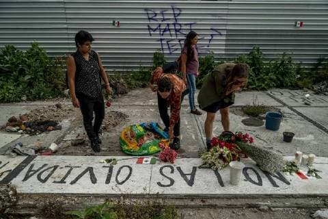 September 19, 2018 - Mexico City, DF, Mexico - Victims and relatives of victims commemorate the first anniversary of the Earthquake in Mexico, where thousands of people lost their lives. With flowers and candles they pay homage. On September 19, 2017, a 7.1 magnitude earthquake in the state of Morelos caused more than 40 buildings to collapse, killing 370. The disaster occurred exactly 32 years after an 8.1 magnitude earthquake hit Mexico in 1985. Mexico City Mexico  - ZUMAn230 20180919_zaa_n230_1000 Copyright: xJairxCabrerax