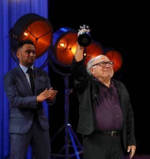 epa07039816 US actor and film director Danny DeVito (R) celebrates after receiving the Donostia Award from the Spanish actor Juan Antonio Bayona (L), in tribute to his film career during the 66th edition of San Sebastian international Film Festival (SSIFF), in San Sebastian, Basque Country, northern Spain, 22 September 2018. The SSIFF will be held from 21 to 29 September 2018. 66th San Sebastian International Film Festival !ACHTUNG: NUR REDAKTIONELLE NUTZUNG!  Copyright: xJuanxHerrerox SSFF101 20180922-636732450938941733