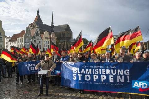 News Bilder des Tages Aufzug von Teilnehmern einer AfD-Demonstration unter dem Motto Für unser Land und unsere Kinder mit dem thrüringische AfD-Landes-Chef Björn Höcke. Rostock *** Elevator of participants of an AfD demonstration under the motto For our country and our children with the thrüringische AfD country boss Björn Höcke Rostock Copyright: FrankxHormannx xnordlicht