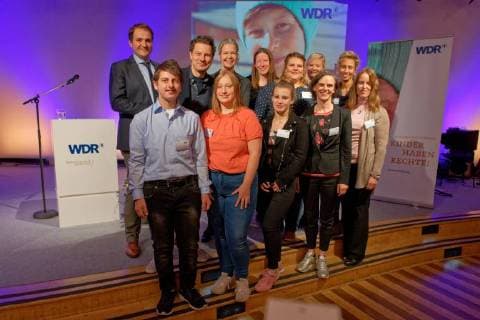 Awarding of the WDR Children s Rights Award 2018 The WDR Children s Rights Award was awarded 12 times this year In the picture the participants of the Protestant youth welfare service Menden who were awarded the third prize of 1 000 Euro for their Kinderfotbildungen. The laudator was the KiKa moderator Andre Gatzke 3 vl Links im Picture of the Secretary of St