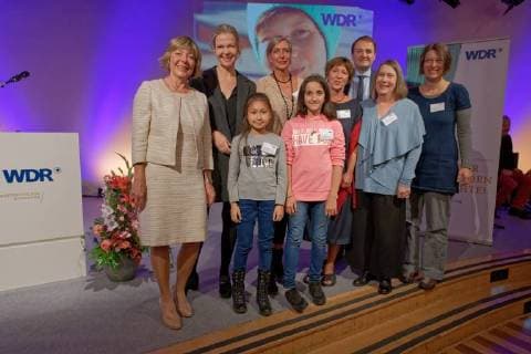Awarding of the WDR Childrens Rights Award 2018 The WDR Childrens Rights Award was awarded 12 times this year In the image the participants of the Duisburg Initiative Erect a creative project for refugee children and adolescents who were honor