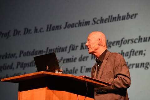 23 09 2018 xkhx Kassel Kasseler Bürgerpreis Award Ceremony Glass of Reason 2018 to the Peruvian farmer Saul Luciano Lliuya of the electricity giants RWE sued as one of the causers to pay the costs of the preventive measures against the flooding Picture shows Prof Dr Dr h c Hans Joachim Schellnhuber Potsdam Institute for Climate Impact Research PIK