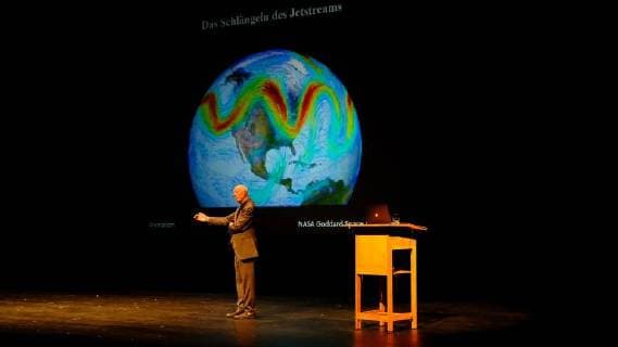 23 09 2018 xkhx Kassel Kasseler Bürgerpreis Award Ceremony Glass of Reason 2018 to the Peruvian farmer Saul Luciano Lliuya of the electricity giants RWE sued as one of the causers to pay the costs of the preventive measures against the flooding Picture shows Prof Dr Dr h c Hans Joachim Schellnhuber Potsdam Institute for Climate Impact Research PIK