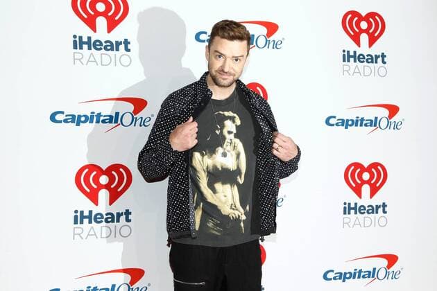 Justin Timberlake shows off his shirts as he arrives for the iHeartRadio Music Festival at T-Mobile Arena in Las Vegas, Nevada on September 22, 2018.  LAV2018092223 JAMESxATOA