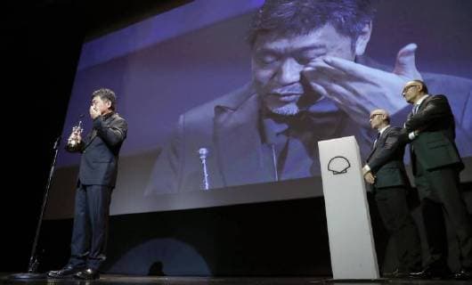 Japanese director Hirokazu Koreeda (L) receives the Donostia Award to his career during the 66th San Sebastian Film Festival gala, at the Victoria Eugenia Theater, in San Sebastian, Basque Country, Spain, 23 September 2018. San Sebastian Film Festival !ACHTUNG: NUR REDAKTIONELLE NUTZUNG!  Copyright: xJuanxHerrerox SSB02 20180923-636733393699322547