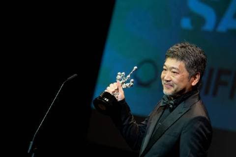 Entertainment Bilder des Tages September 23, 2018 - San Sebastian, Spain - Japanese director Hirokazu Kore-Eda receives the Donostia Award in recognition of his prestigious film career during the 66th San Sebastian Film Festival, in the northern Spanish Basque city of San Sebastian on September 23, 2018. San Sebastian Spain  - ZUMAn230 20180923_zaa_n230_1060 Copyright: xManuelxRomanox