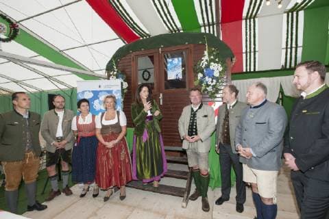 Muenchen Oktoberfest 2018 on the occasion of the award ceremony for the excellent Bavarian marquee Awarded by the Bavarian Minister of Agriculture Michael Karl Kaniber Peter Inselkammer Managing Director Thomas Karl Muenzo Ms Inselkammer Angela Inselkammer Michaela Kaniber Mayor Josef Schmid Michael Schottenhamel Christian Schottenhamel and Chef Thomas Esseln