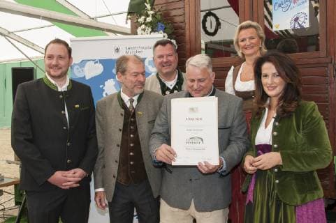 Muenchen Oktoberfest 2018 on the occasion of the award for an excellent Bavarian marquee Awarded by the Bavarian Minister of Agriculture Michaela Kaniber v l Chef Thoma Esseln Michael Schottenhamel Mayor Josef Schmid Christian Schttenhamel Angela Inselkammer and Michaela Kaniber