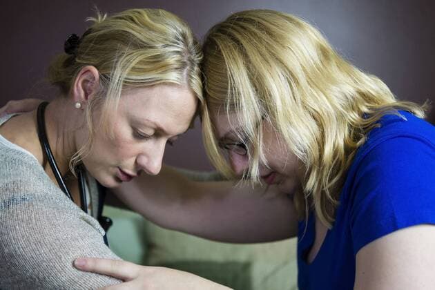 Midwife check up with new mother., Bothell WA USA model released Symbolfoto Copyright: TerryxSchmidbauer 4913900009