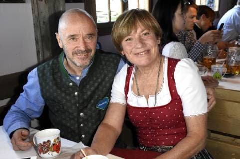 Christian Neureuther mit Gattin Rosi Mittermaier beim BMW Wiesn Sport-Stammtisch in Käfers Wiesn-Schänke beim Oktoberfest 2018. München, 25.09.2018 *** Christian Neureuther with his wife Rosi Mittermaier at the BMW Wiesn Sport Stammtisch in Käfers Wiesn Schänke at the Oktoberfest 2018 Munich 25 09 2018 Foto:xP.xSchönbergerx xFuturexImage