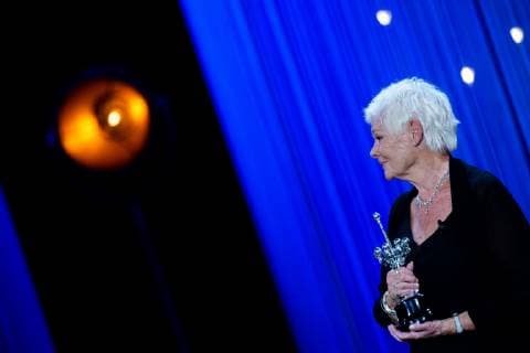 Entertainment Bilder des Tages September 25, 2018 - San Sebastian, Spain - Actress Judi Dench receives the Donostia Award during the 66th San Sebastian International Film Festival at the Kursaal Palace on September 25, 2018 in San Sebastian, Spain San Sebastian Spain  - ZUMAn230 20180925_zaa_n230_484 Copyright: xManuelxRomanox