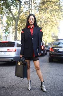 A chic showgoer posing on the street outside of the Marni show during Milan Fashion Week - Sept 23, 2018 - MFW: Spring 2019 Street Style Day 5, Milan Italy  Copyright: xValentinaxRanierix h_00551007
