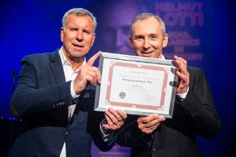 Entertainment Bilder des Tages Brussels alderman Alain Courtois and Singer Helmut Lotti aka Helmut Lotigiers a ceremony to award the Brussels Intergenerational Award to Belgian singer Helmut Lotti, Wednesday 26 September 2018 at the Brussels City Hall.  JAMESxARTHURxGEKIERE 05434353