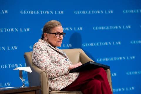 IMAGO ICONS: Ruth Bader Ginsburg Berühmte Feministinnen, Ruth Bader Ginsburg Supreme Court Associate Justice Ruth Bader Ginsburg discusses the Supreme Court?s recent term in a lecture to first year students at the Georgetown University Law Center, on September 26, 2018 in Washington, D.C.  WAP20180926327 KEVINxDIETSCH