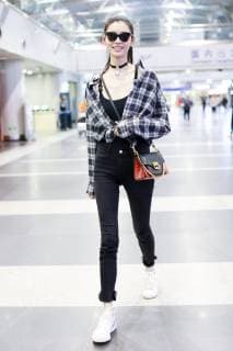 Entertainment Bilder des Tages Chinese model Xi Mengyao, better known as Ming Xi, arrives at the Beijing Capital International Airport before flying to France for the Paris Fashion Week Spring Summer 2019 in Beijing, China, 26 September 2018. Ming Xi flashes stunning slim figure in trendy outfit at Beijing airport ahead of Paris Fashion Week  pbu874356_03