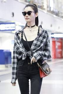 Chinese model Xi Mengyao, better known as Ming Xi, arrives at the Beijing Capital International Airport before flying to France for the Paris Fashion Week Spring Summer 2019 in Beijing, China, 26 September 2018. Ming Xi flashes stunning slim figure in trendy outfit at Beijing airport ahead of Paris Fashion Week  pbu874356_06