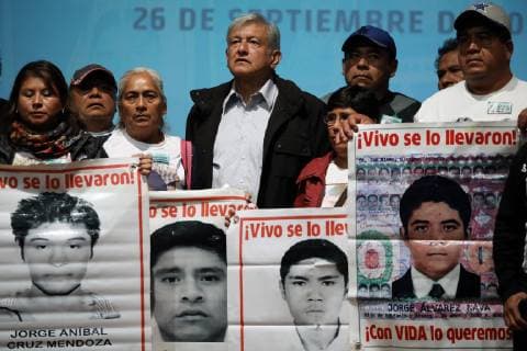 Mexiko, 43 Studenten seit drei Jahren verschwunden, Demo in Mexiko-Stadt (180927) -- MEXICO CITY, Sep. 27, 2018 -- Mexican President-elect Andres Manuel Lopez Obrador (C) takes part in a meeting of relatives of the 43 missing students of a teachers college in Ayotzinapa, Guerrero, in the Museum of Memory and Tolerance, in Mexico City, capital of Mexico, on Sept. 26, 2018. ) (da) (vf) (zxj) MEXICO-MEXICO CITY-AYOTZINAPA-LOPEZ OBRADOR MiguelxTovar