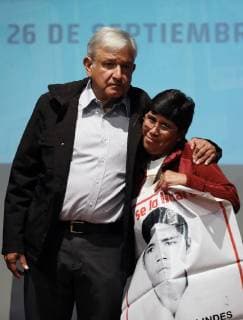 Mexiko, 43 Studenten seit drei Jahren verschwunden, Demo in Mexiko-Stadt (180927) -- MEXICO CITY, Sep. 27, 2018 -- Mexican President-elect Andres Manuel Lopez Obrador (L) takes part in a meeting of relatives of the 43 missing students of a teachers college in Ayotzinapa, Guerrero, in the Museum of Memory and Tolerance, in Mexico City, capital of Mexico, on Sept. 26, 2018. ) (da) (vf) (zxj) MEXICO-MEXICO CITY-AYOTZINAPA-LOPEZ OBRADOR MiguelxTovar