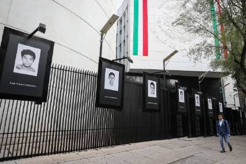 September 26 2018 EUM20180926NAC09 JPG MEXICO CITY Exposition Ayotzinapa Exposition Four years after the disappearance of 43 students in Ayotzinapa, the photographic exhibition Desaparicion Forzada Vivos took them alive, we want them in the bars of the Senate of the Rep  - ZUMAu78_ 20180926_zaf_u78_052 Copyright: xJuancarlosreyesgx