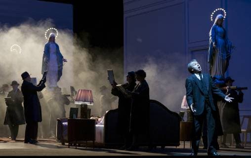 Saenger Ales Briscein as Paul choral soloists wear large Marian figures with halo on 26 09 2018 during the photo rehearsal for the music theater Psychothriller DIE TOTE STADT in the Berlin Komische Oper Unter den Linden Premiere 30 09 2018 The dead city of Berlin