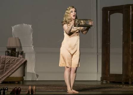 Singer Sara Jakubiak as Marietta with box with hair on 26 09 2018 during the photo rehearsal for the music theater Psychothriller DIE TOTE STADT in the Berlin Komische Oper Unter den Linden Premiere 30 09 2018 Die tote Stadt Berlin