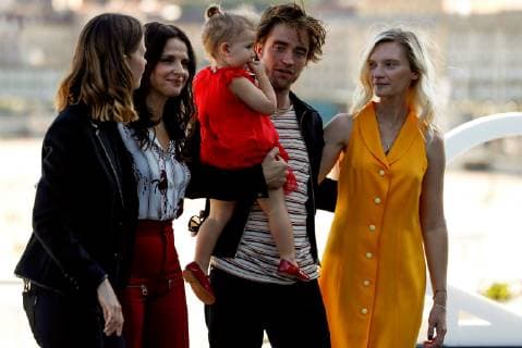 (L to R) Cast actors Mia Goth, Juliette Binoche, Scarlett Lindsey, Robert Pattinson and Agata Buzek pose during the photocall of the film High Five presented in the official section of the San Sebastian International Film Festival, 27 September 2018, in San Sebastian, Spain. The San Sebastian International Film Festival is held from 21 to 29 September 2018. San Sebastian International Film Festival !ACHTUNG: NUR REDAKTIONELLE NUTZUNG!  Copyright: xJavierxEtxezarretax GRAF4002 20180927-636736496471691800