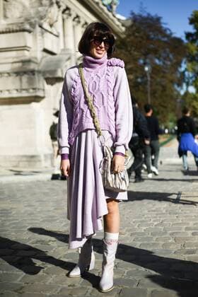 A chic showgoer posing on the street outside of the Maison Margiela show during Paris Fashion Week - Sept 26, 2018 - PFW: Spring 2019 Street Style Day 3, Paris France  Copyright: xValentinaxRanierix h_00551636