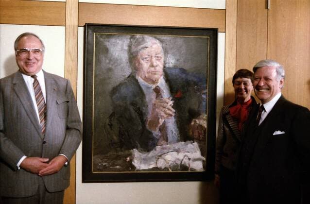 Inauguration of the portrait of former Chancellor Helmut Schmidt on the right with wife Loki in the Chancellery in the Federal Chancellery by Chancellor Helmut Kohl on 11 11 1986 in Bonn Schmidt founded the gallery hi