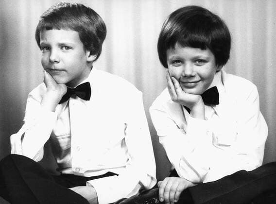 Kronprins Frederik (th) med lillebror Prins Joachim i fint toej og butterfly.; Crown Prince Frederik (right) with his little brother Prince Joachim, both impeccably dressed.; Flatbed, Copenhagen Hovedstaden Denmark  Copyright: Elfelt-Royalx spdk20100923-134649-5