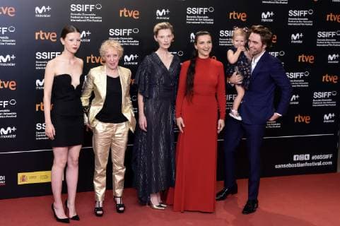 Mia Goth, Claire Denis, Agata Buzek, Juliette Binoche, Scarlett Lindsey und Robert Pattinson bei der Premiere von High Life auf dem 66. Internationalen Filmfestival San Sebastian Festival Internacional de Cine de San Sebastian im Kursaal. San Sebastian, 27.09.2018 *** Mia Goth Claire Denis Agata Buzek Juliette Binoche Scarlett Lindsey and Robert Pattinson at the premiere of High Life at the 66th International Film Festival San Sebastian Festival Internacional de Cine de San Sebastian at Kursaal San Sebastian 27 09 2018 Foto:xC.xNiehausx xFuturexImage