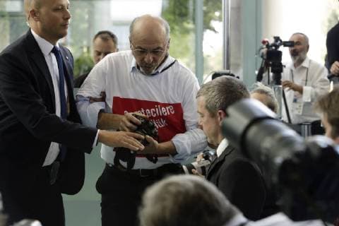 News Themen der Woche KW39 News Bilder des Tages 28.09.2018, Berlin, Deutschland - Presseunterrichtung durch Bundeskanzlerin Angela Merkel und den Praesidenten der Republik Tuerkei, Recep Tayip Erdogan, nach dem gemeinsamen Gespraech im Bundeskanzleramt. Foto: Zwischenfall waehrend der Pressekonferenz. Ein Journalist tuerkischer Abstammung demonstriert mit seinem T-Shirt fuer die Pressefreiheit in der Tuerkei und wird von Sicherheitsbeamten abgefuehrt. *** 28 09 2018 Berlin Germany Press briefing by Federal Chancellor Angela Merkel and the President of the Republic of Turkey Recep Tayip Erdogan after the joint meeting in the Federal Chancellery Photo incident during the press conference A journalist of Turkish descent demonstrates with his T-shirt for freedom of the press in Turkey and is led away by security guards