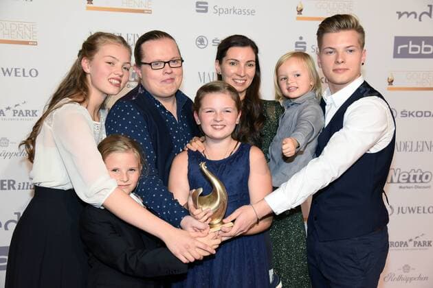Entertainment Bilder der Woche KW39 Angelo Kelly und Familie bei der Goldene Henne 2018 in der Messe Leipzig am 28.09.2018 - Gewinnerwand *** Angelo Kelly and family at the Goldene Henne 2018 in the fair Leipzig on 28 09 2018 Winner wall