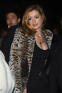 Entertainment Bilder der Woche KW39 Entertainment Bilder des Tages Anne Hathaway CELEBRITES : Defile Givenchy - Fashion Week Paris - 30 09 2018 GwendolineLeGoff Panoramic 
