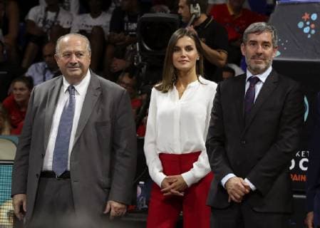 The President of the Government of Canarias Fernando Clavijo (R), the President of the Fiba Horacio Muratore (L), and Queen Letizia (C), participate during the 2018 FIBA Women s Basketball World Cup awarding ceremony in San Cristobal de La Laguna, Canary Islands, Spain, 30 September 2018. 2018 FIBA Women s Basketball World Cup !ACHTUNG: NUR REDAKTIONELLE NUTZUNG!  Copyright: xCristóbalxGarcía.x ES 20181001-636739497613607168