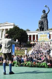 Manuel Pretzl Wiesen City Council Muenchen 30 09 18 Theresienwise Oktoberfest Meadows Chapels Stand concert under Bavaria Oktoberfest